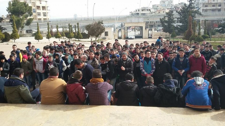 Aleppo College for Boys vor zerstörter Stadtkulisse